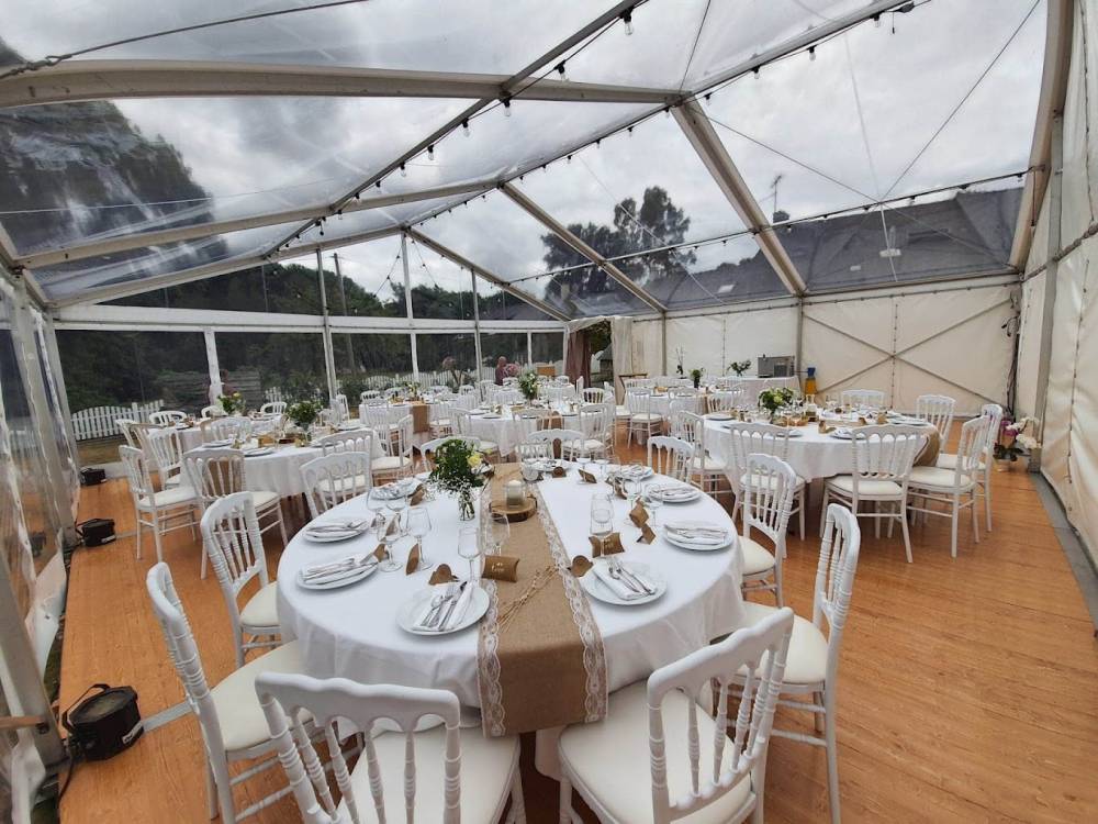 tables rondes, chaises napoleon blanches.jpg