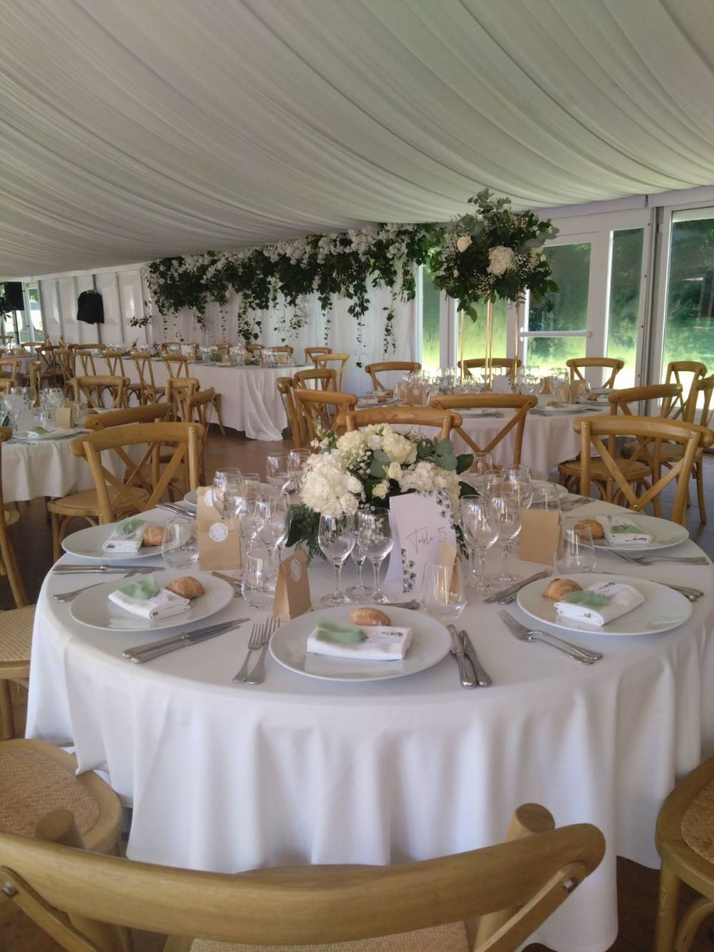 tables rondes, chaises bistrot.jpg