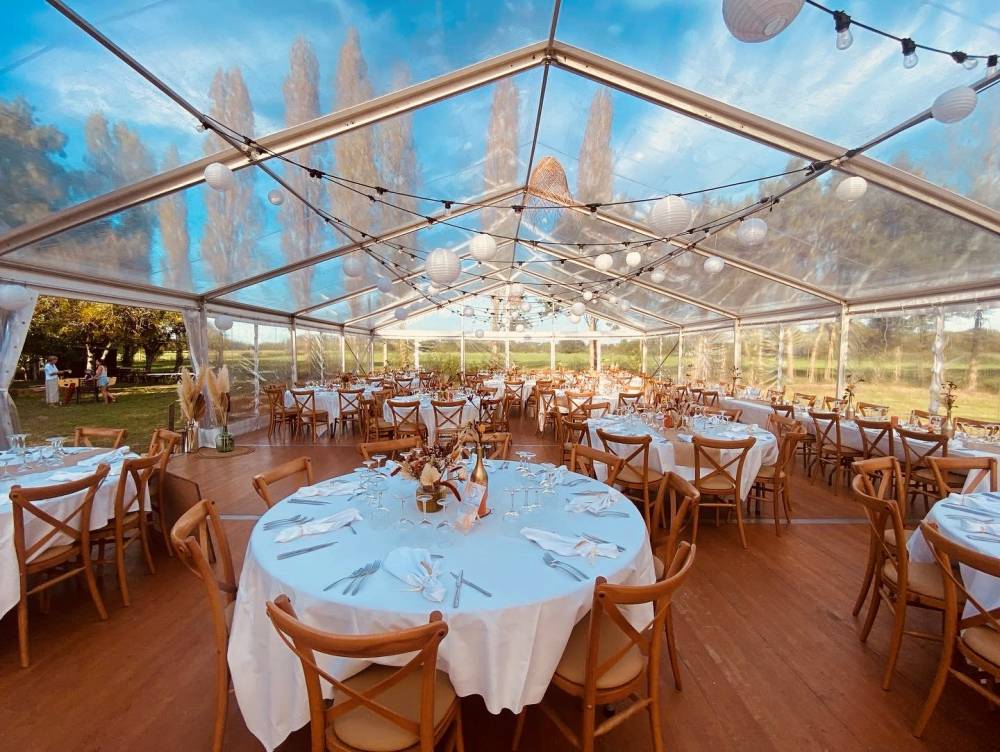 tente full cristal, tables rondes, chaises bistrot.jpg